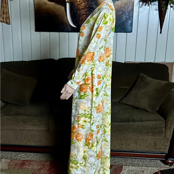 Virginia Wallace • Vintage • Medium • Yellow/Orange/Brown • Floral • Nightgown